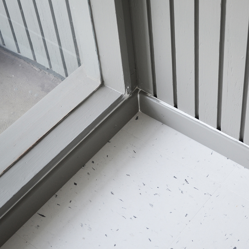 living-room-floor-caulking